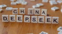 Perbandingan LLM China Terbaik Ilustrasi perbandingan LLM China dan inovasi AI